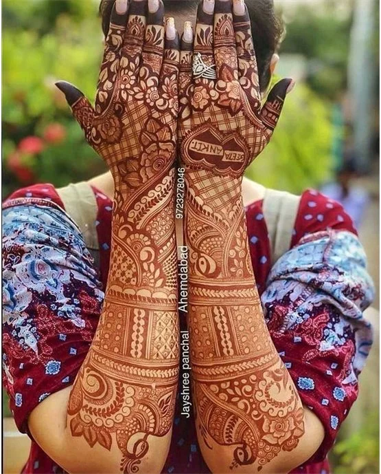 Lovely Ring Back Hand Mehndi Design Detailing